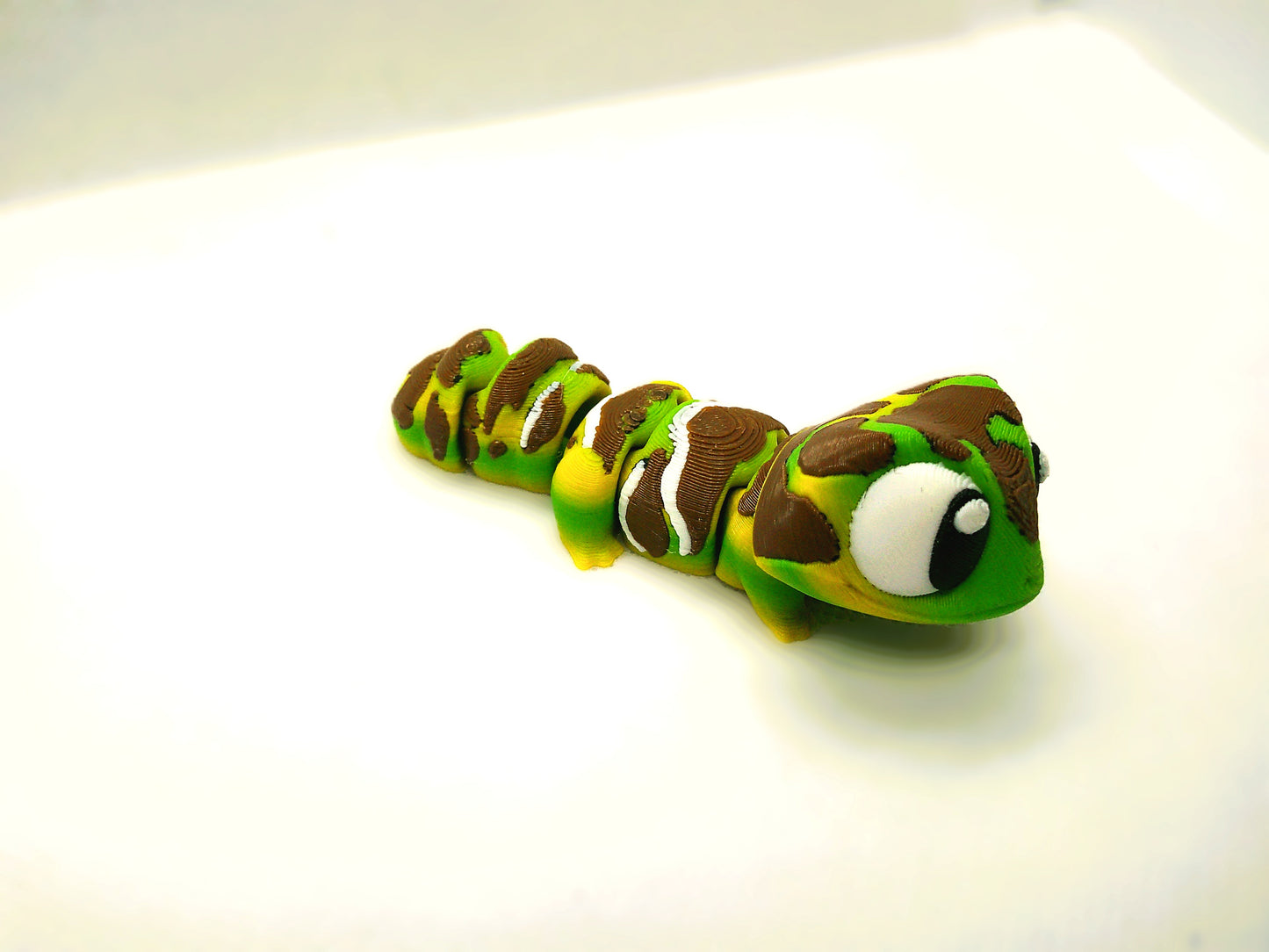 green and brown gecko flexi
